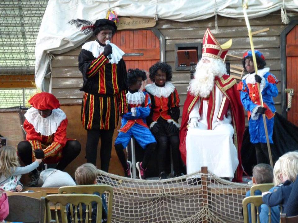 Sinterklaas en Pieten op het podium